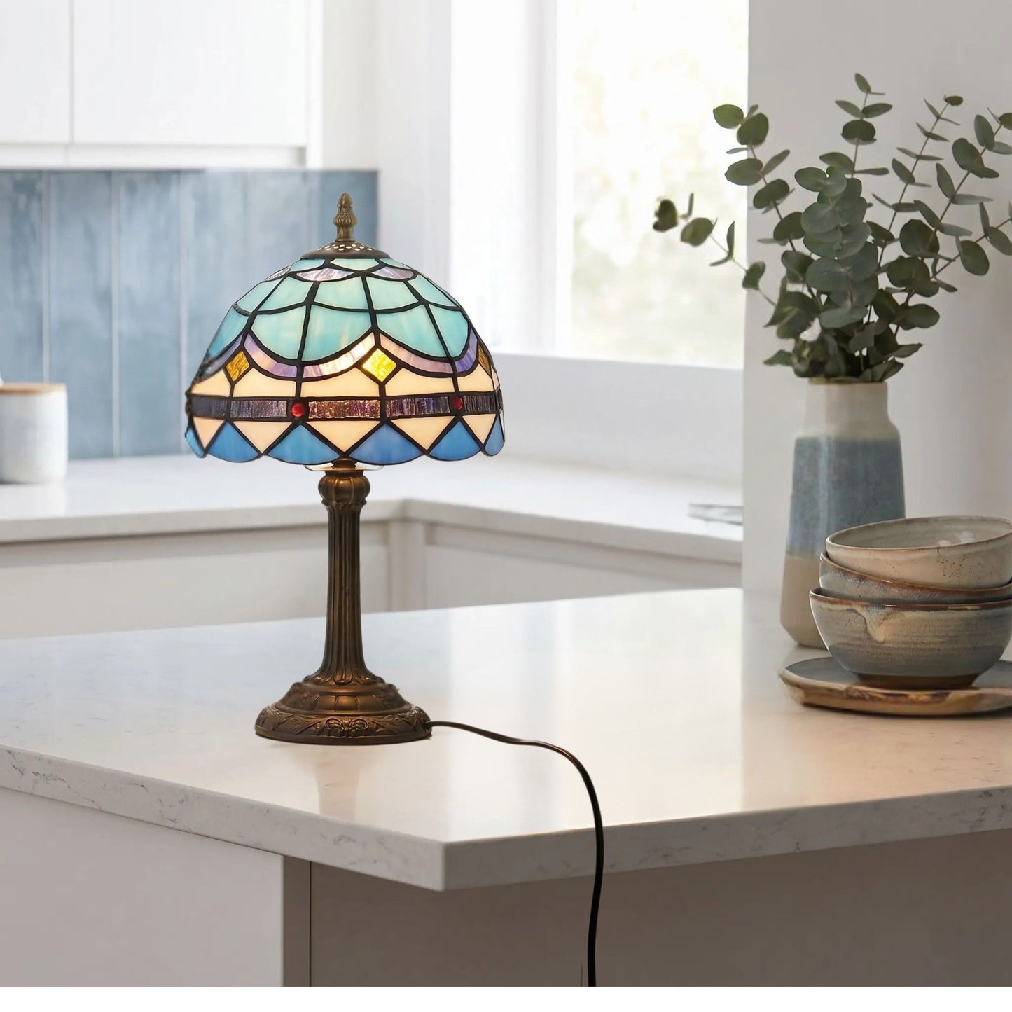 lampe a poser comptoir avec plante tiffany bleue et blanc accents geometriques