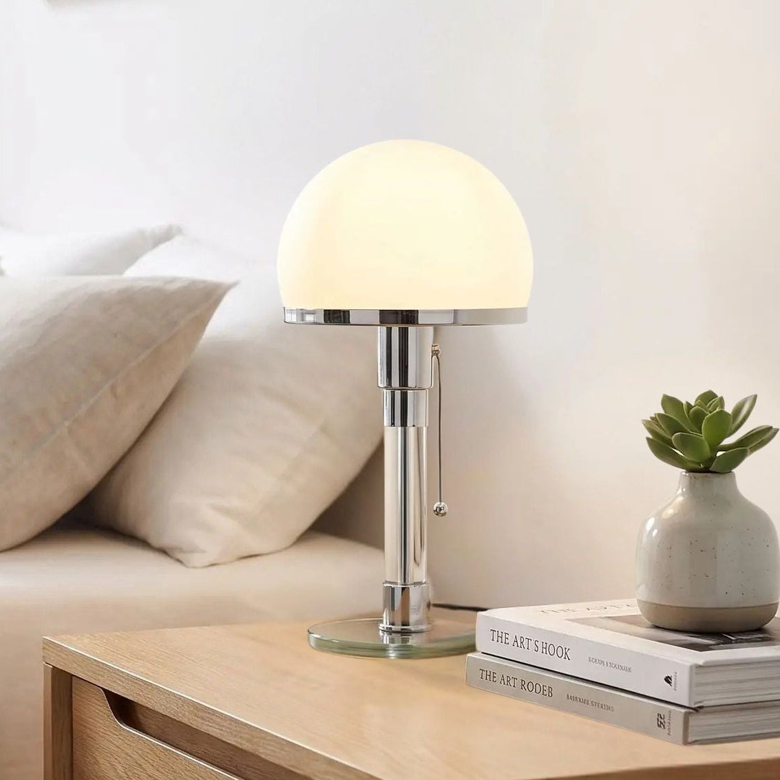lampe à poser design chevet avec livre vu rapproche bauhaus nordique verre depoli
