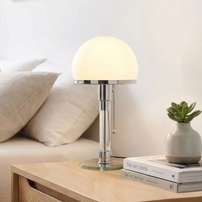 lampe à poser design chevet avec livre vu rapproche bauhaus nordique verre depoli