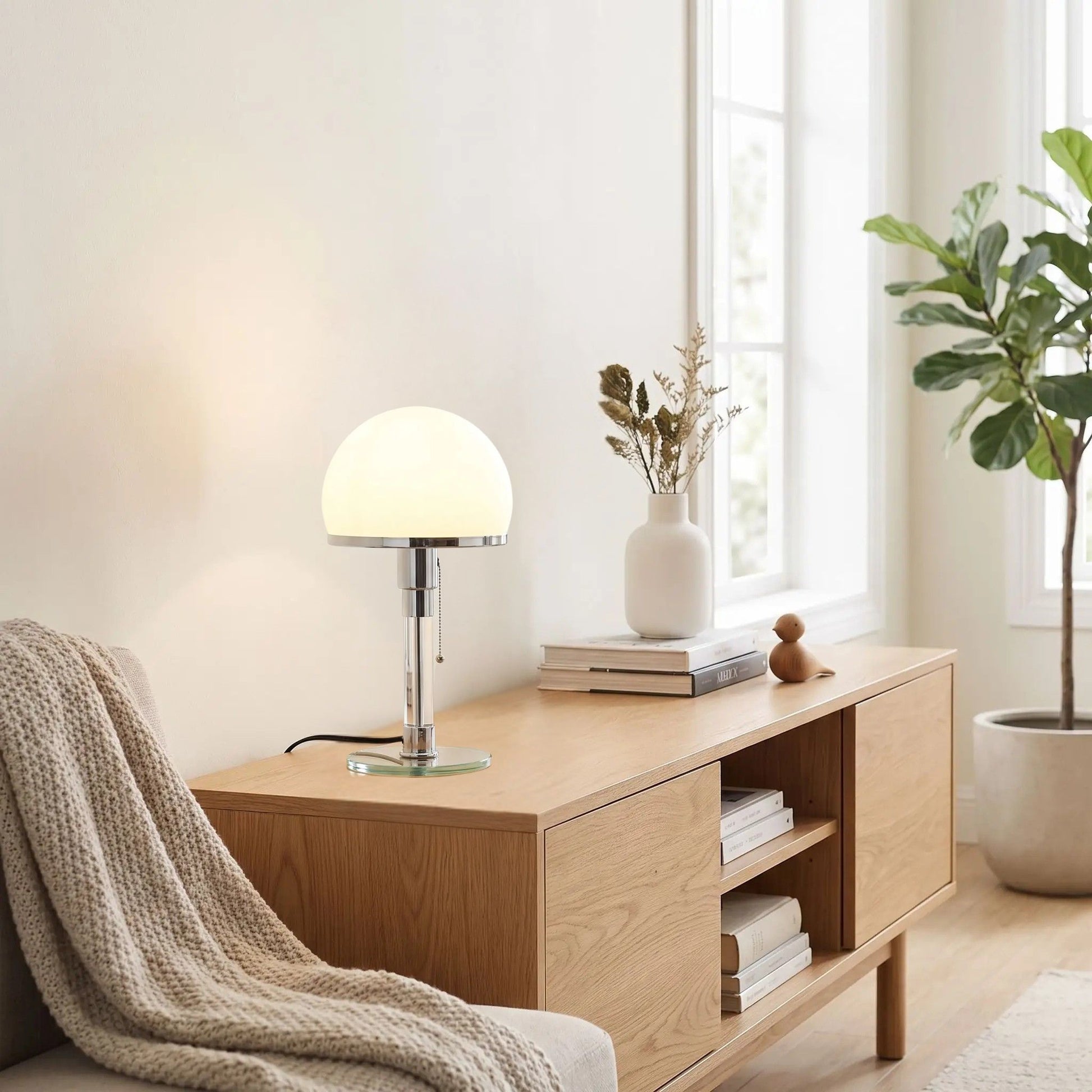 lampe à poser design sejour avec fauteuil bauhaus nordique verre depoli