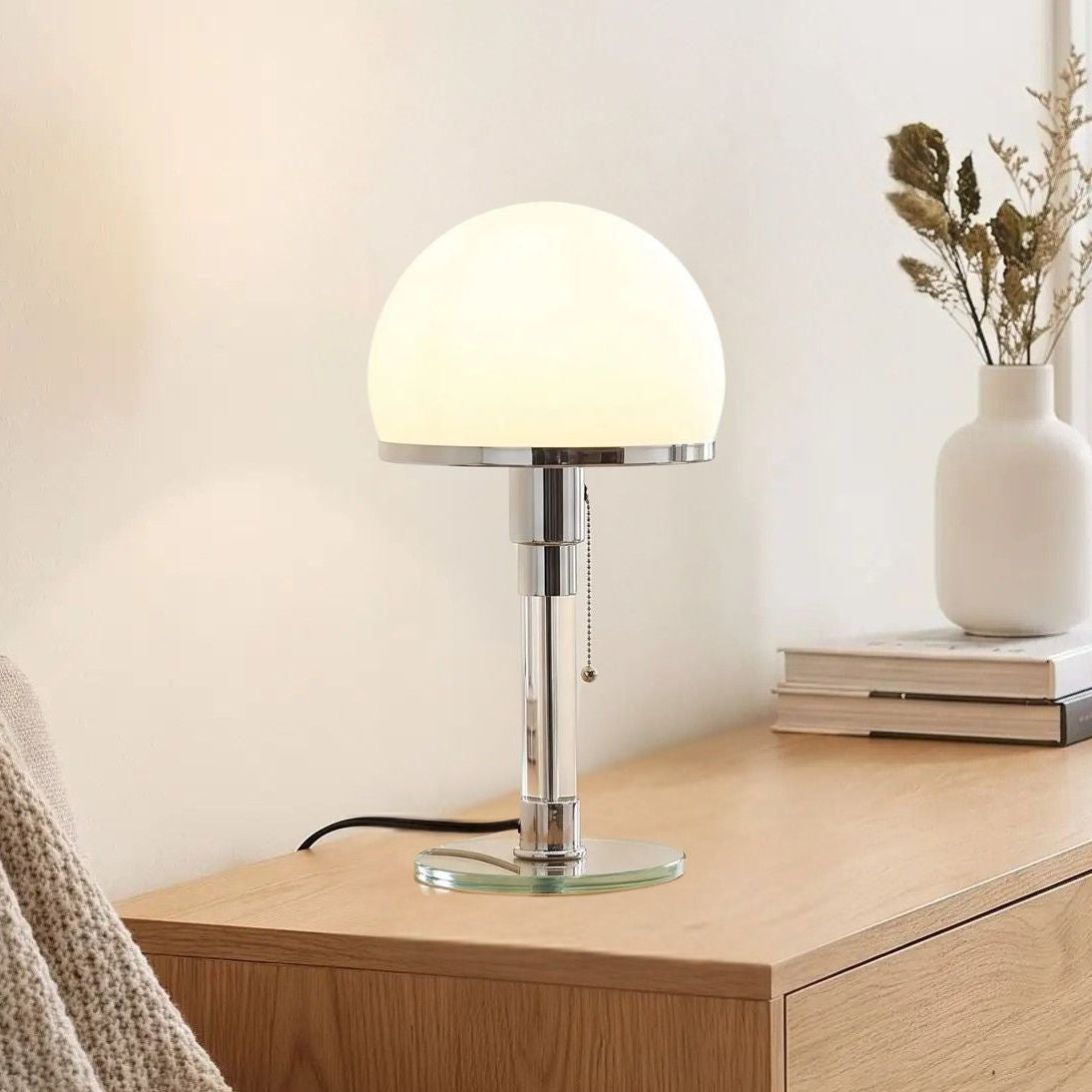 lampe à poser design sejour avec fauteuil vu rapproche bauhaus nordique verre depoli