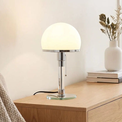 lampe à poser design sejour avec fauteuil vu rapproche bauhaus nordique verre depoli