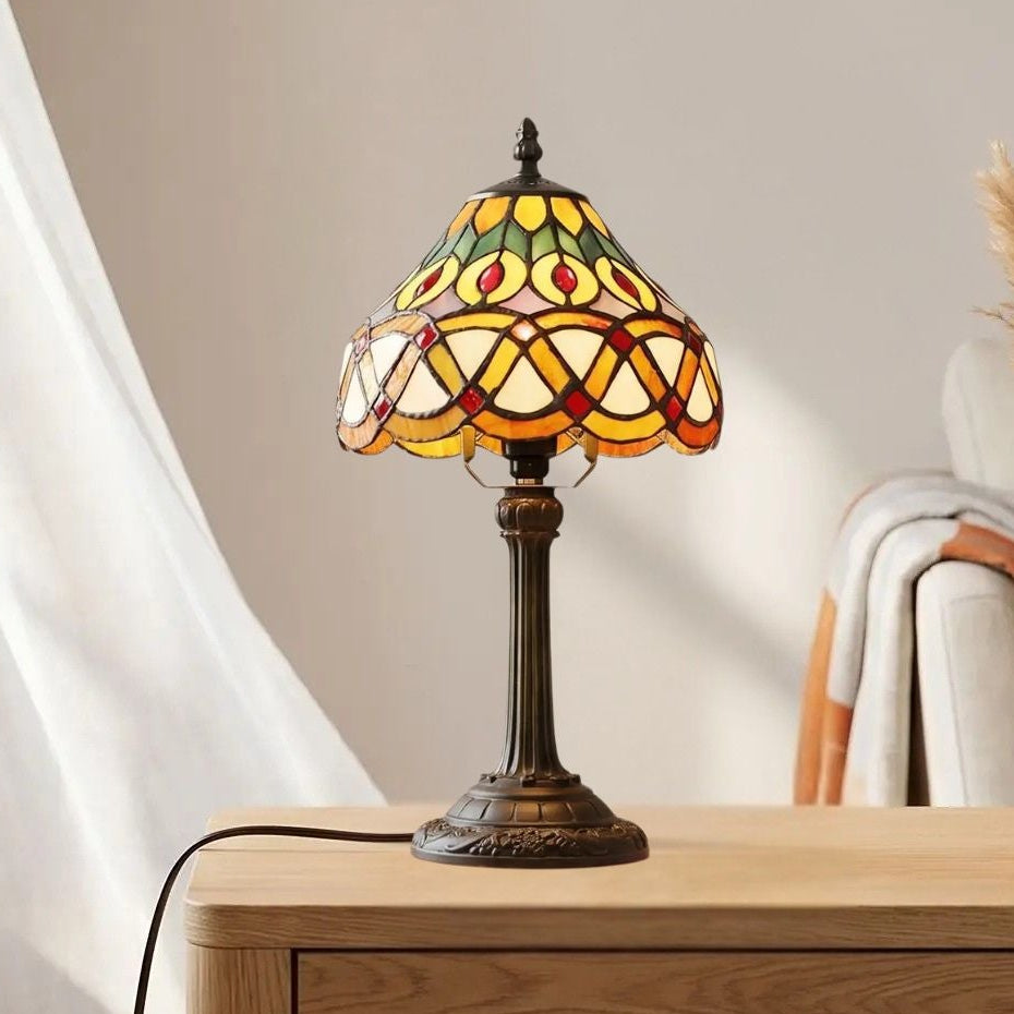 lampe a poser fenetre avec rideau vu rapproche tiffany motifs geometriques et floraux colores