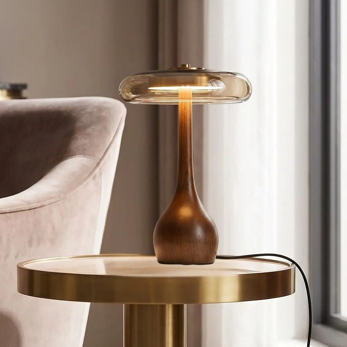 lampe a poser grande table ronde vu rapproche retro bois ambre