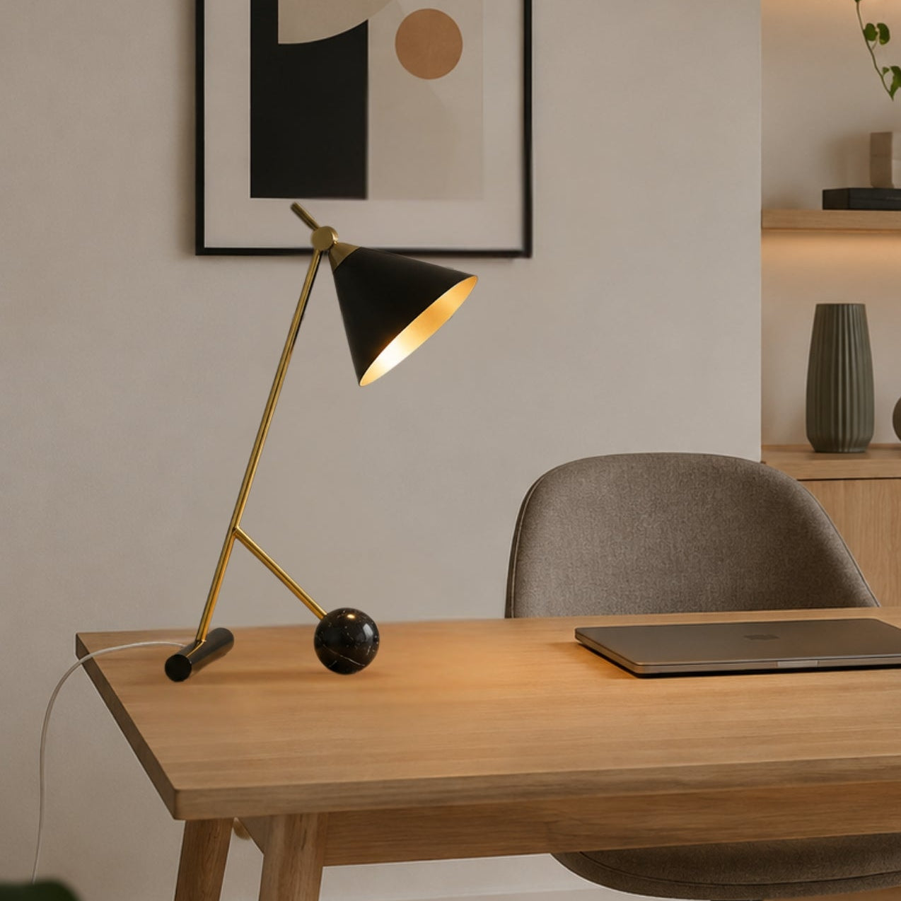 Lampe a bureau noir avec plante vu rapproche equilibre art deco