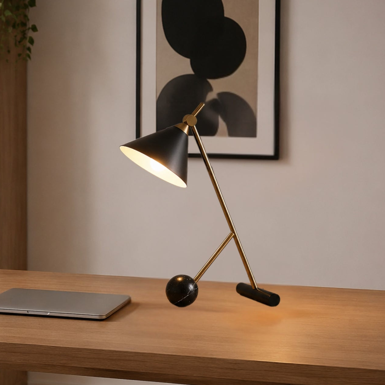 Lampe a bureau noir vu rapproche equilibre art deco