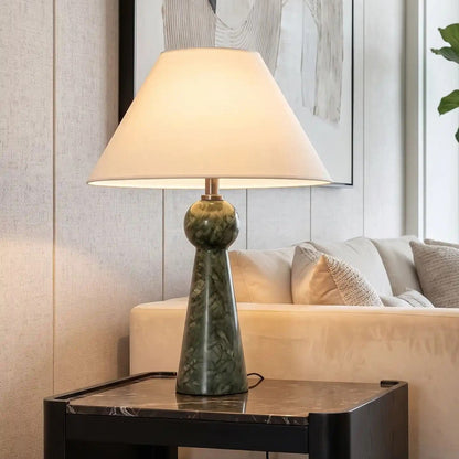 lampe à poser salon avec arbre vu rapproche marbre vert sculpte