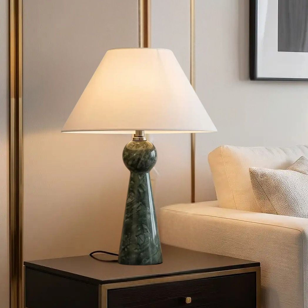 lampe à poser salon avec cadre vu rapproche marbre vert sculpte
