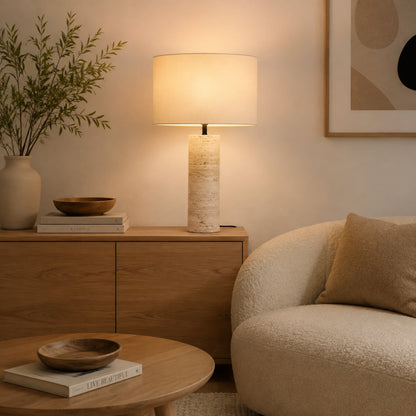 lampe à poser salon avec fauteuil roche de travertin naturelle