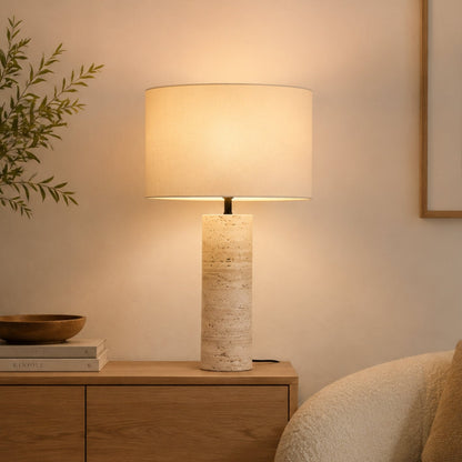 lampe à poser salon avec fauteuil vu rapproche roche de travertin naturelle