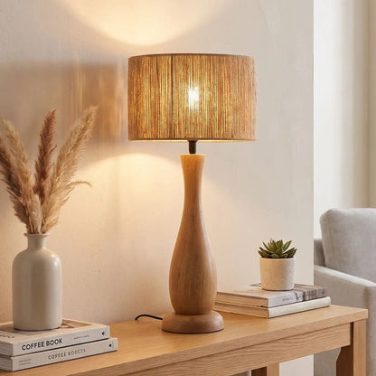 lampe à poser salon avec fauteuil vu rapproche scandinave bois massif et chanvre
