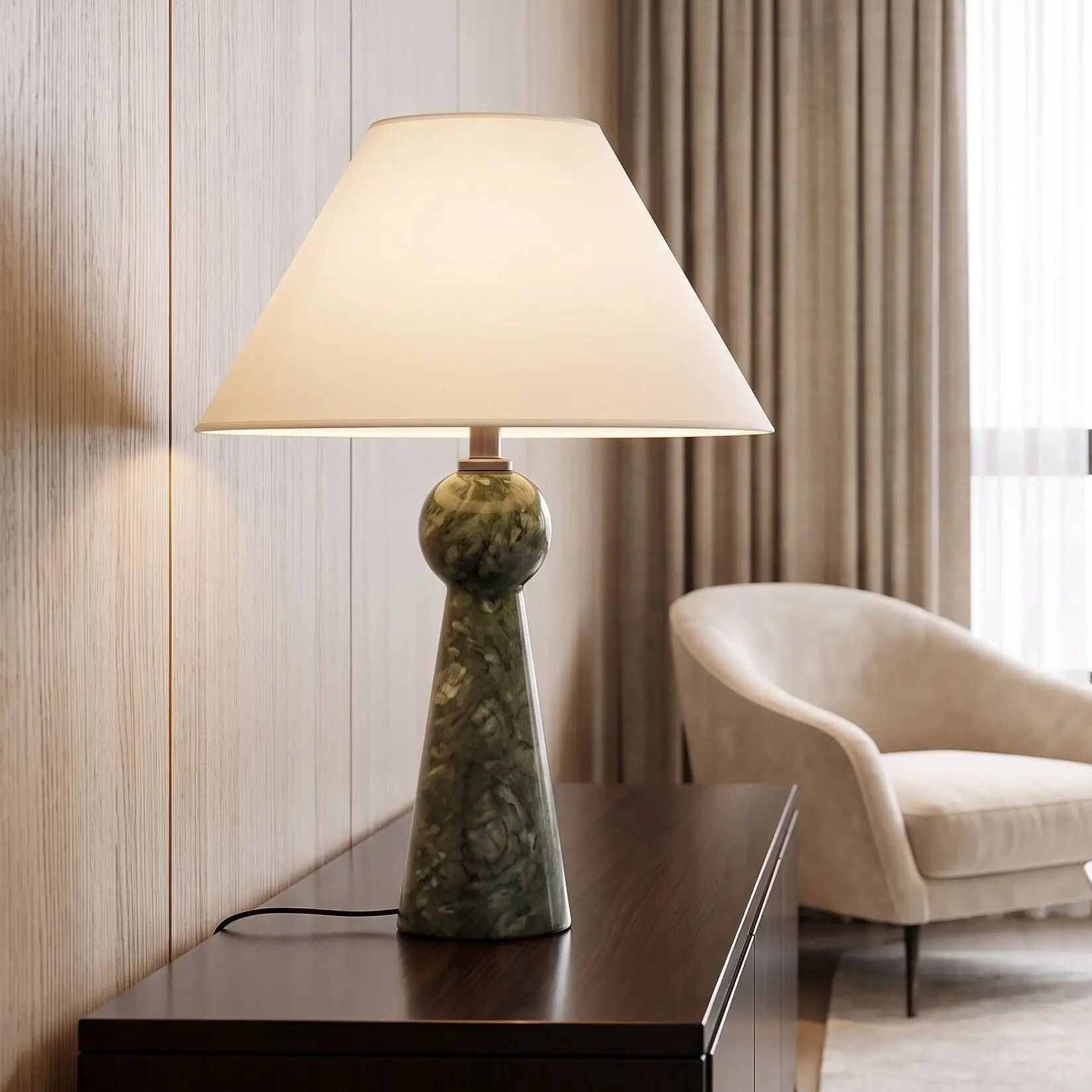 lampe à poser salon avec fenetre vu rapproche marbre vert sculpte