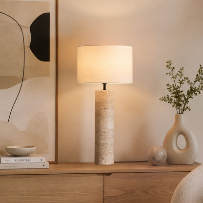 lampe à poser salon avec plante vu rapproche roche de travertin naturelle