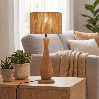 lampe à poser salon avec plante vu rapproche scandinave bois massif et chanvre