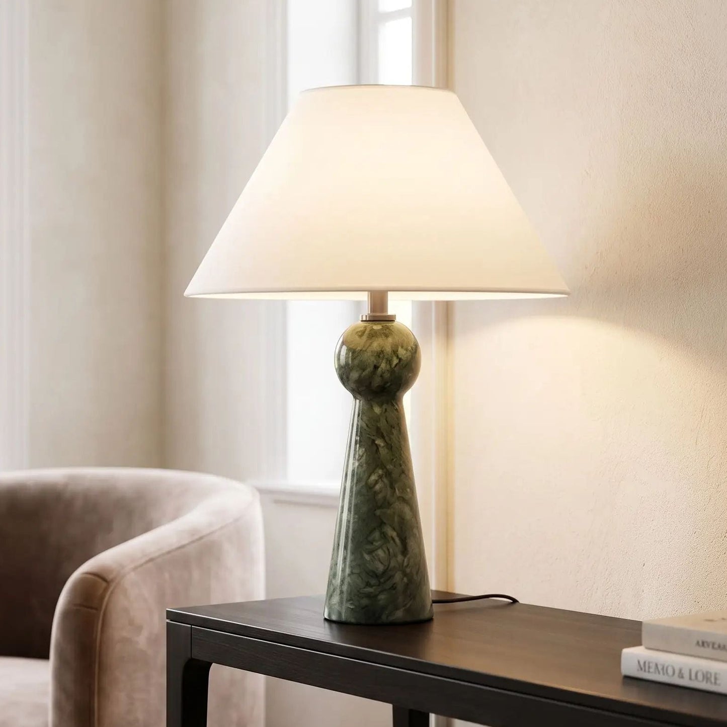 lampe à poser salon console sejour vu rapproche marbre vert sculpte