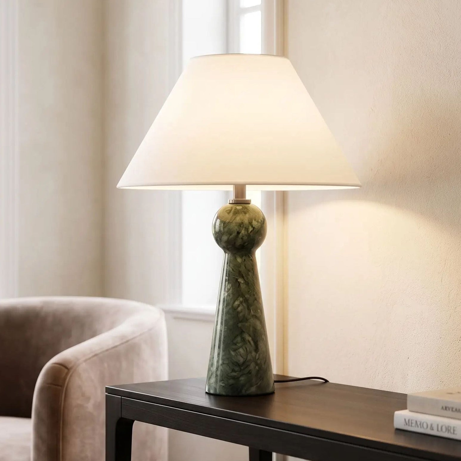 lampe à poser salon console sejour vu rapproche marbre vert sculpte