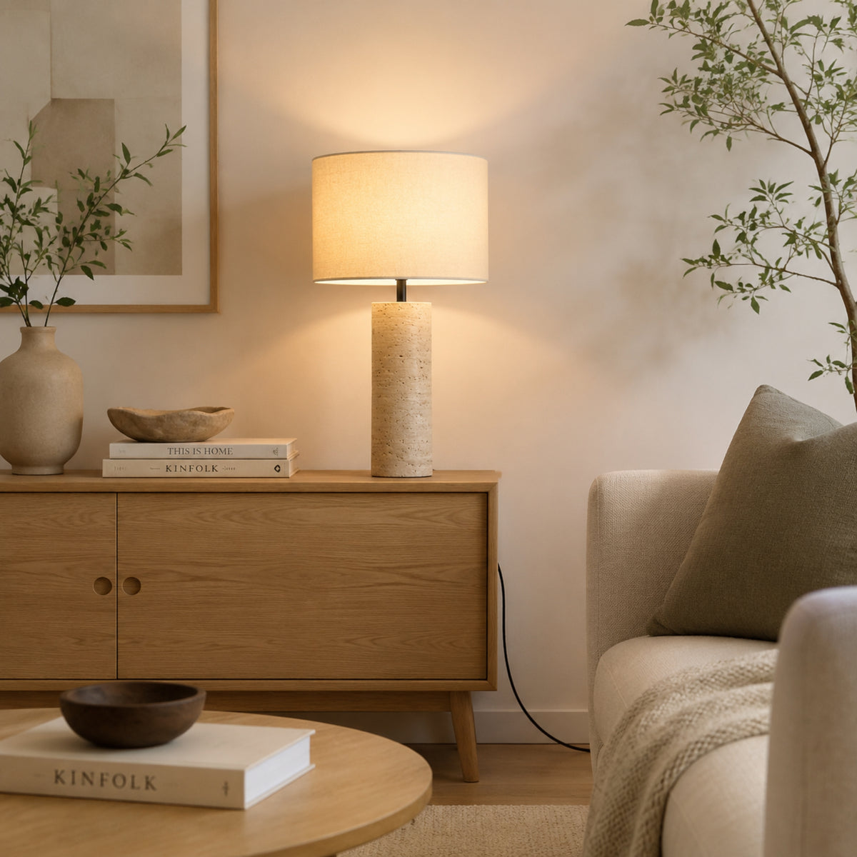 lampe à poser salon sejour avec canape roche de travertin naturelle