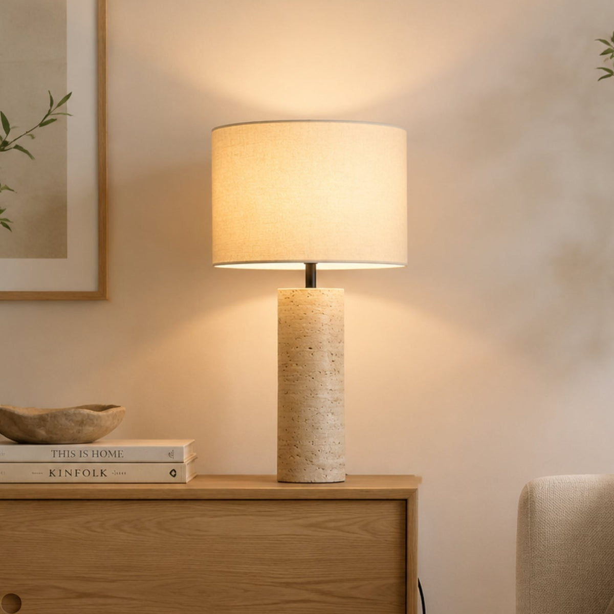 lampe à poser salon sejour avec canape vu rapproche roche de travertin naturelle