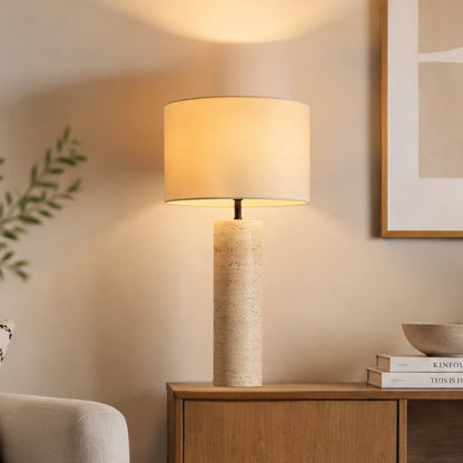 lampe à poser salon sejour decore vu rapproche roche de travertin naturelle