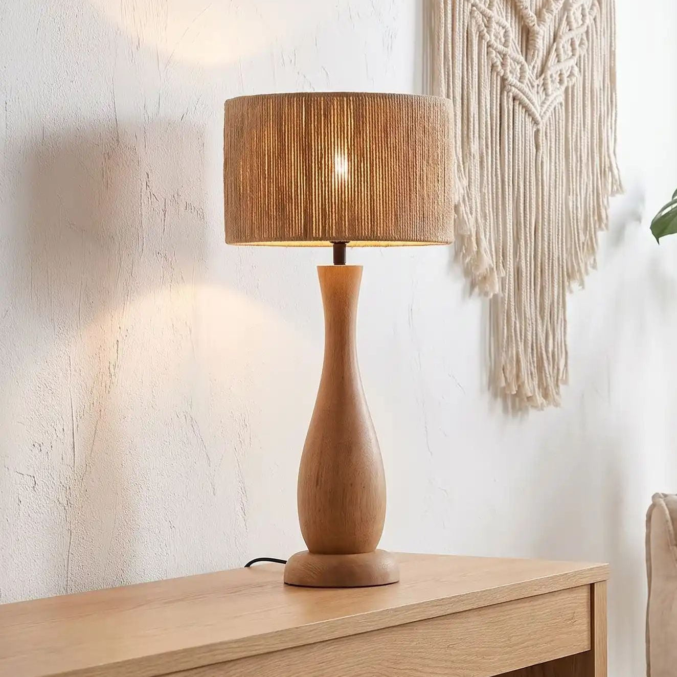 lampe à poser salon sur console vu rapproche scandinave bois massif et chanvre