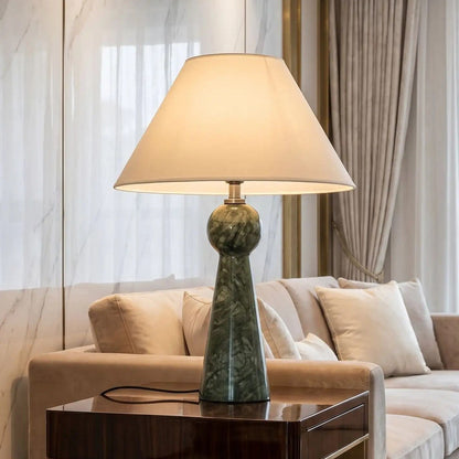 lampe à poser salon sur table vu rapproche marbre vert sculpte