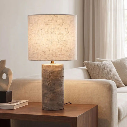 lampe à poser salon vu rapproche roche de travertin naturelle