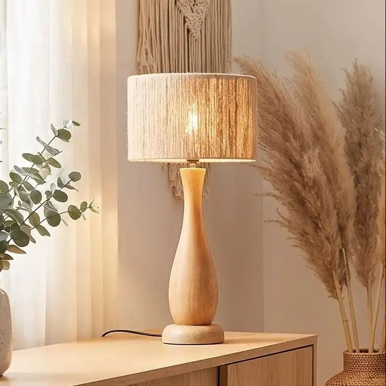 lampe à poser salon vu rapproche scandinave bois massif et chanvre