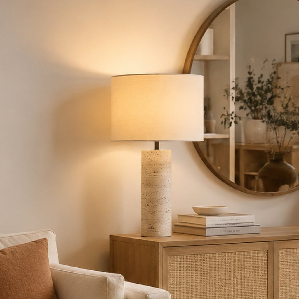 lampe à poser salon vu rapproche sejour roche de travertin naturelle