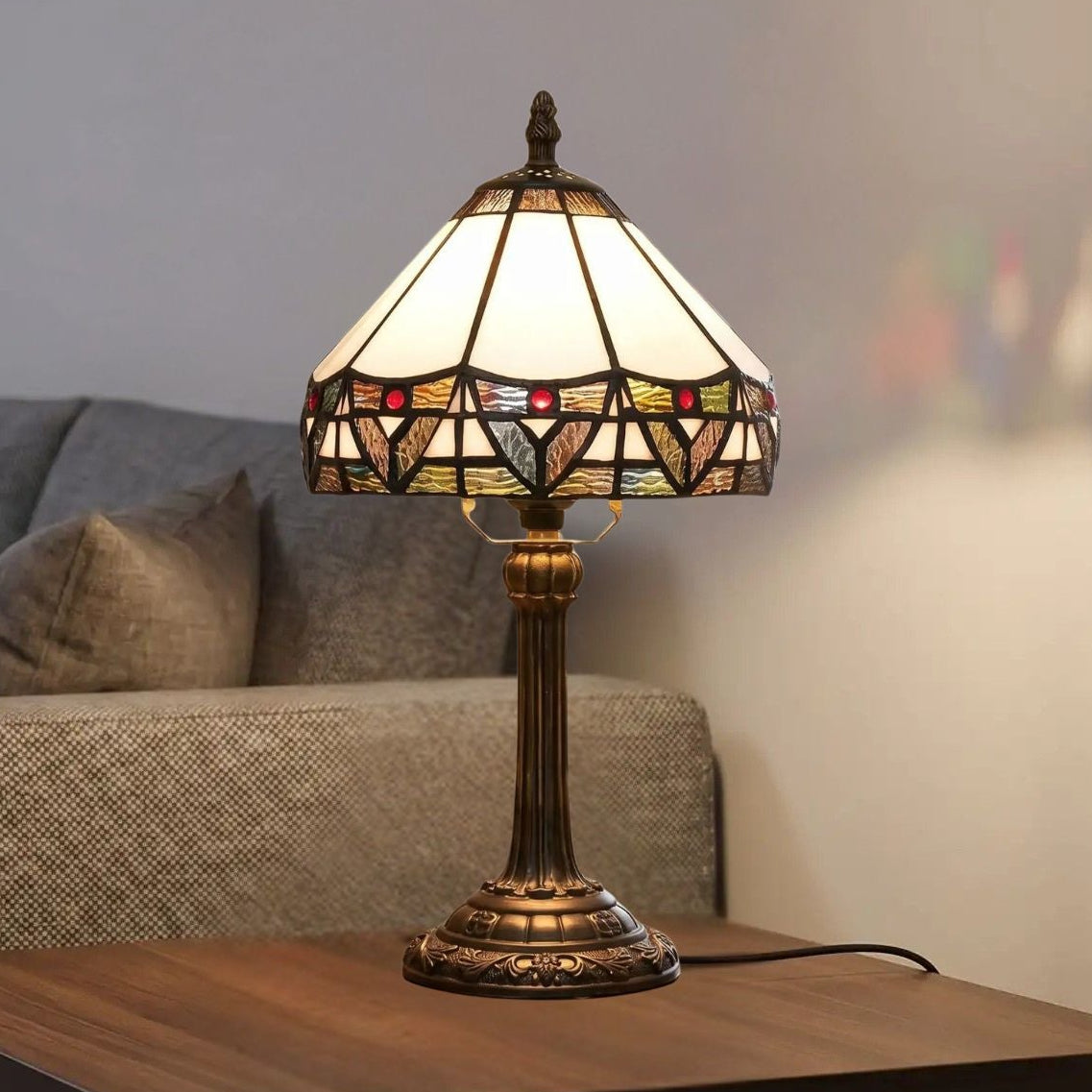 lampe a poser sejour avec canape vu rapproche tiffany blanche colore