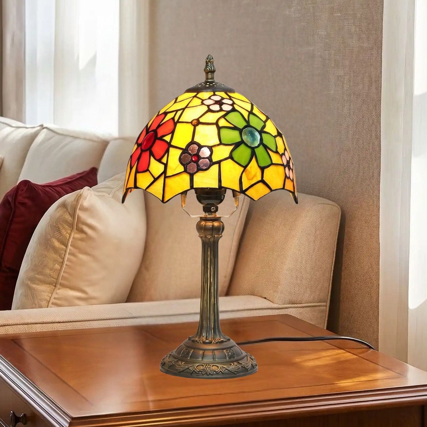lampe a poser sejour avec canape vu rapproche tiffany floral colore