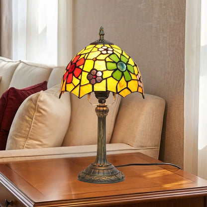 lampe a poser sejour avec canape vu rapproche tiffany floral colore