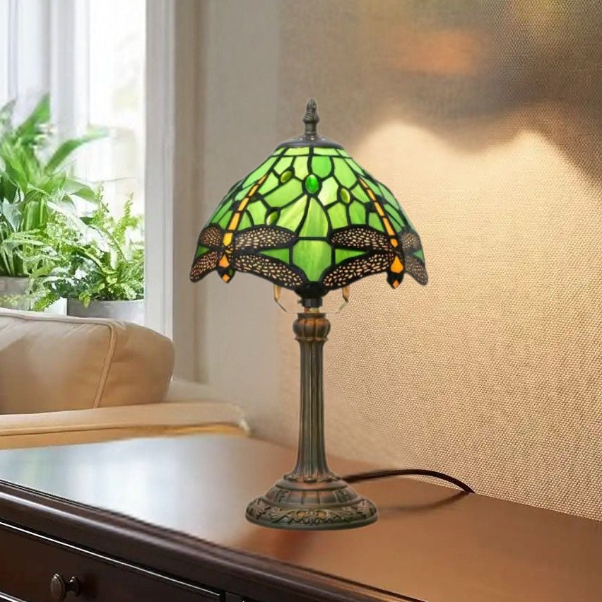 lampe a poser sejour avec canape vu rapproche tiffany libellule