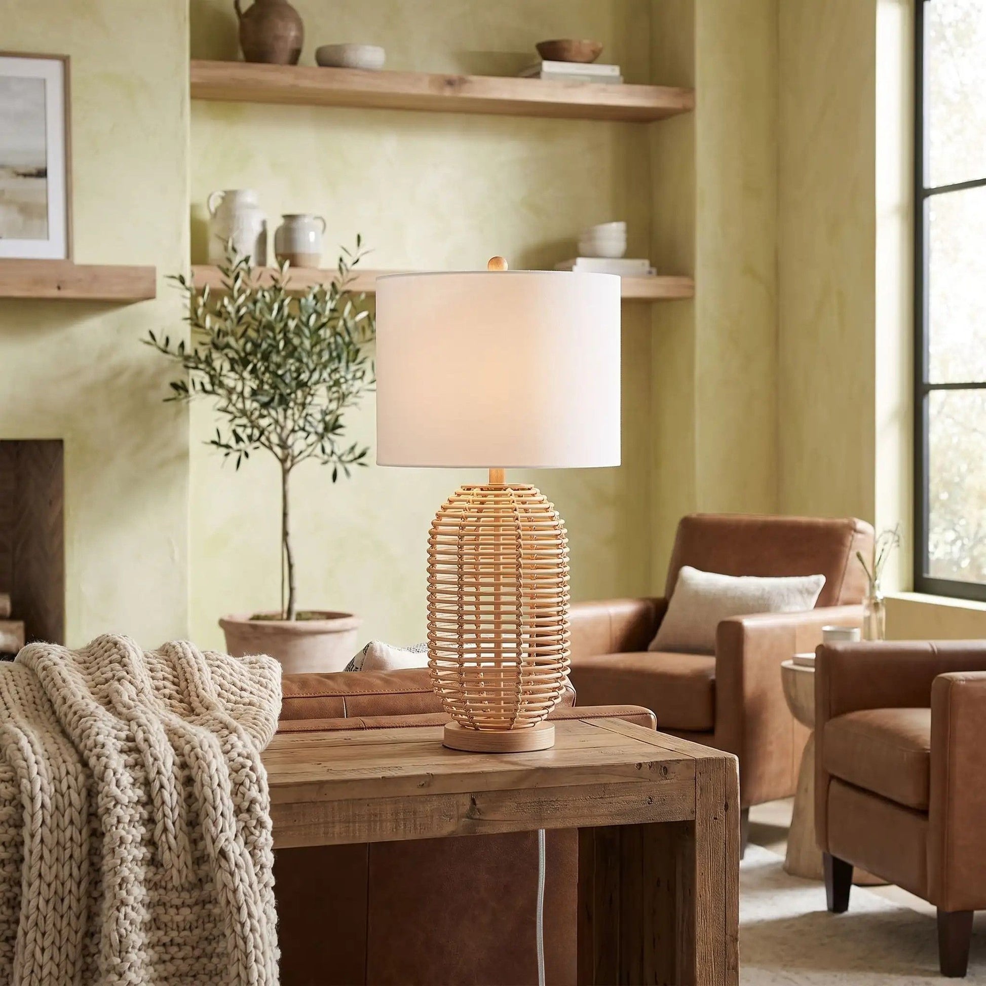 lampe à poser sejour avec couverture boheme chic rotin naturel