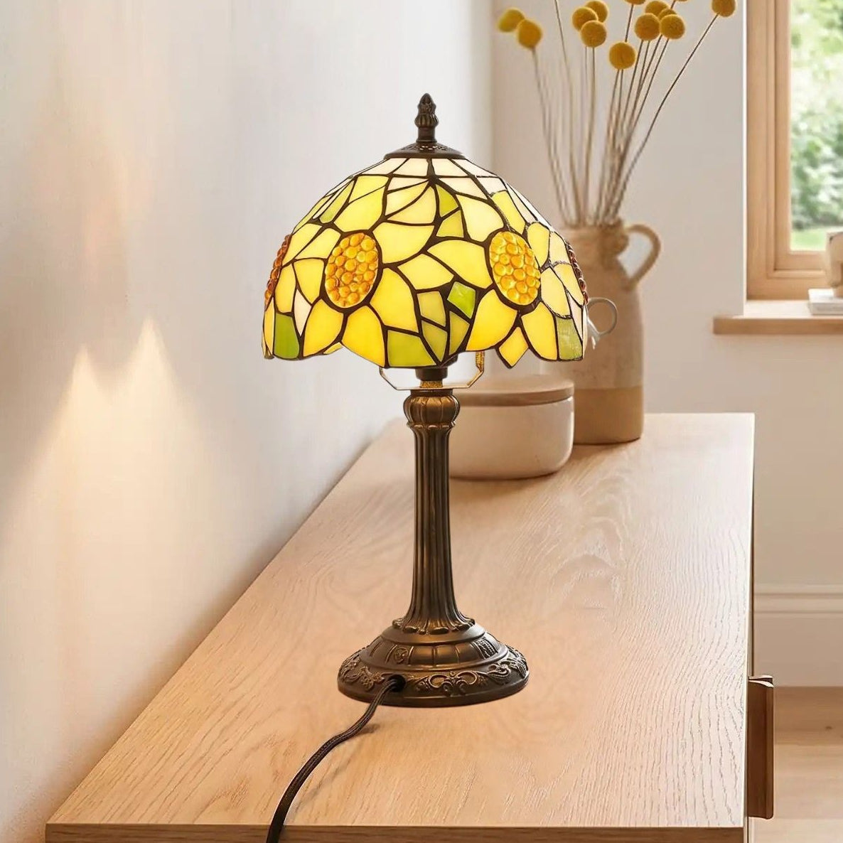 lampe a poser sejour avec fauteuil vu rapproche tiffany jaune tournesol