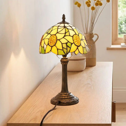 lampe a poser sejour avec fauteuil vu rapproche tiffany jaune tournesol