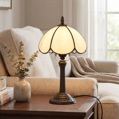 lampe a poser sejour avec fauteuil vu rapproche tiffany verre teinte blanc