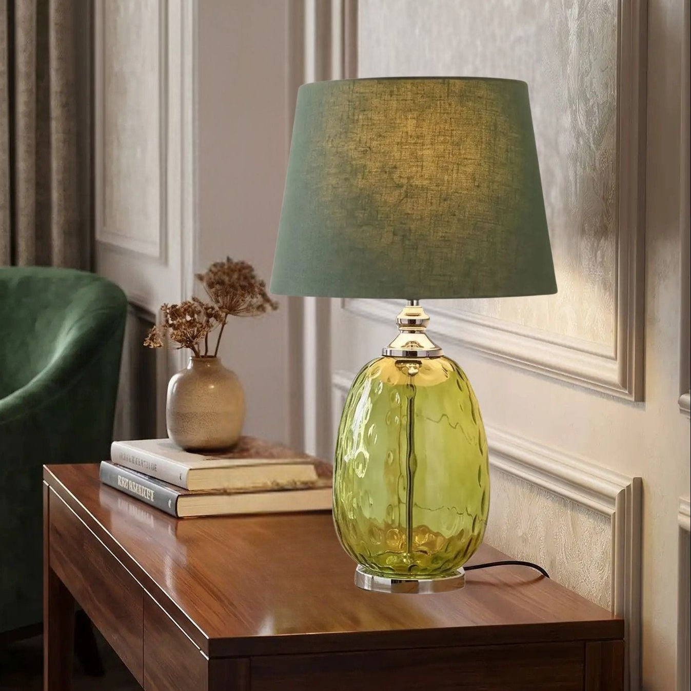 lampe à poser sejour avec fauteuil vu rapproche verre souffle olive
