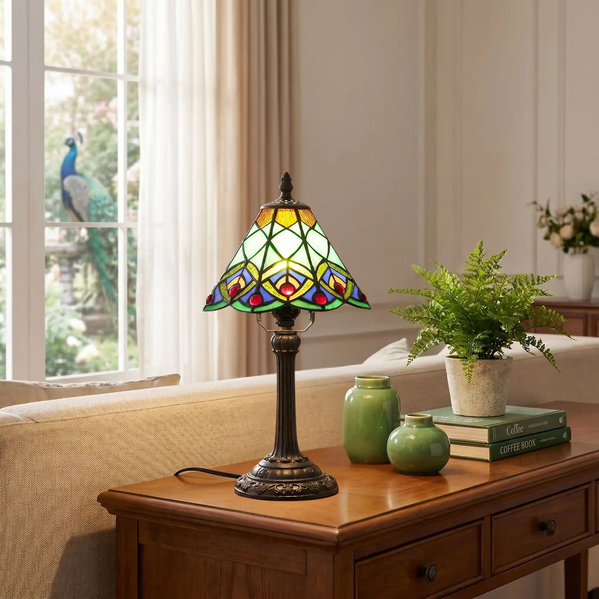 lampe a poser sejour avec fenetre tiffany vert motif geometrique queue de paon