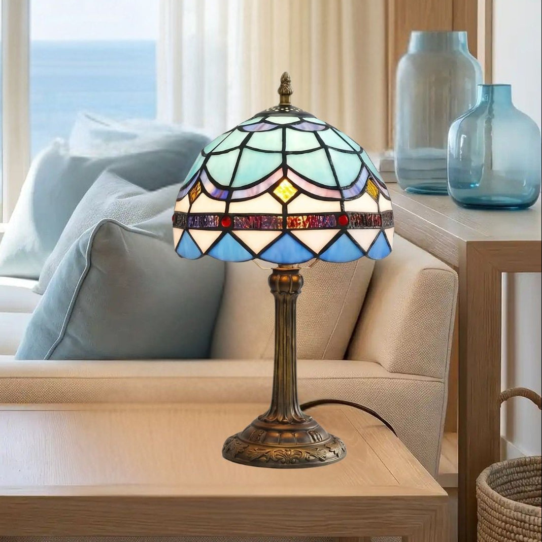 lampe a poser sejour avec fenetre vu rapproche tiffany bleue et blanc accents geometriques