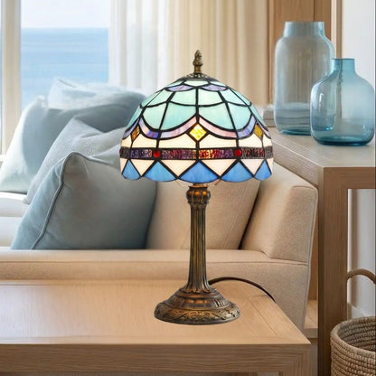 lampe a poser sejour avec fenetre vu rapproche tiffany bleue et blanc accents geometriques