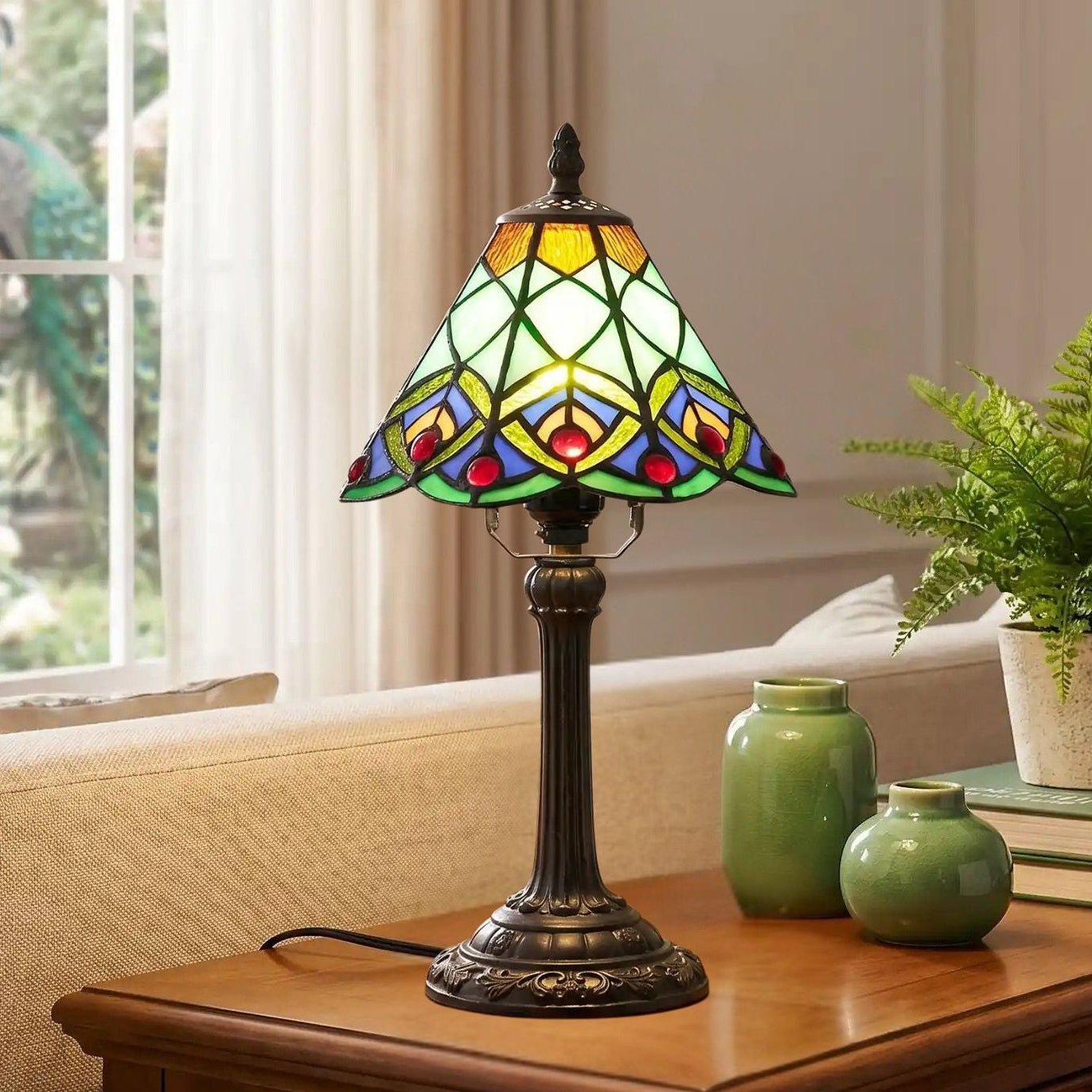 lampe a poser sejour avec fenetre vu rapproche tiffany vert motif geometrique queue de paon
