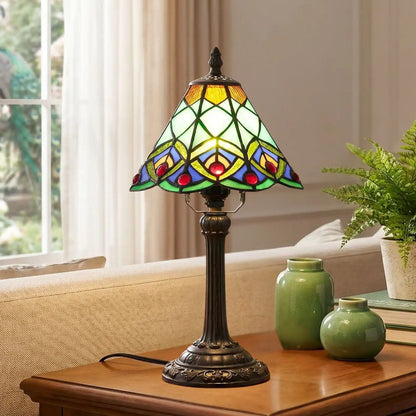 lampe a poser sejour avec fenetre vu rapproche tiffany vert motif geometrique queue de paon
