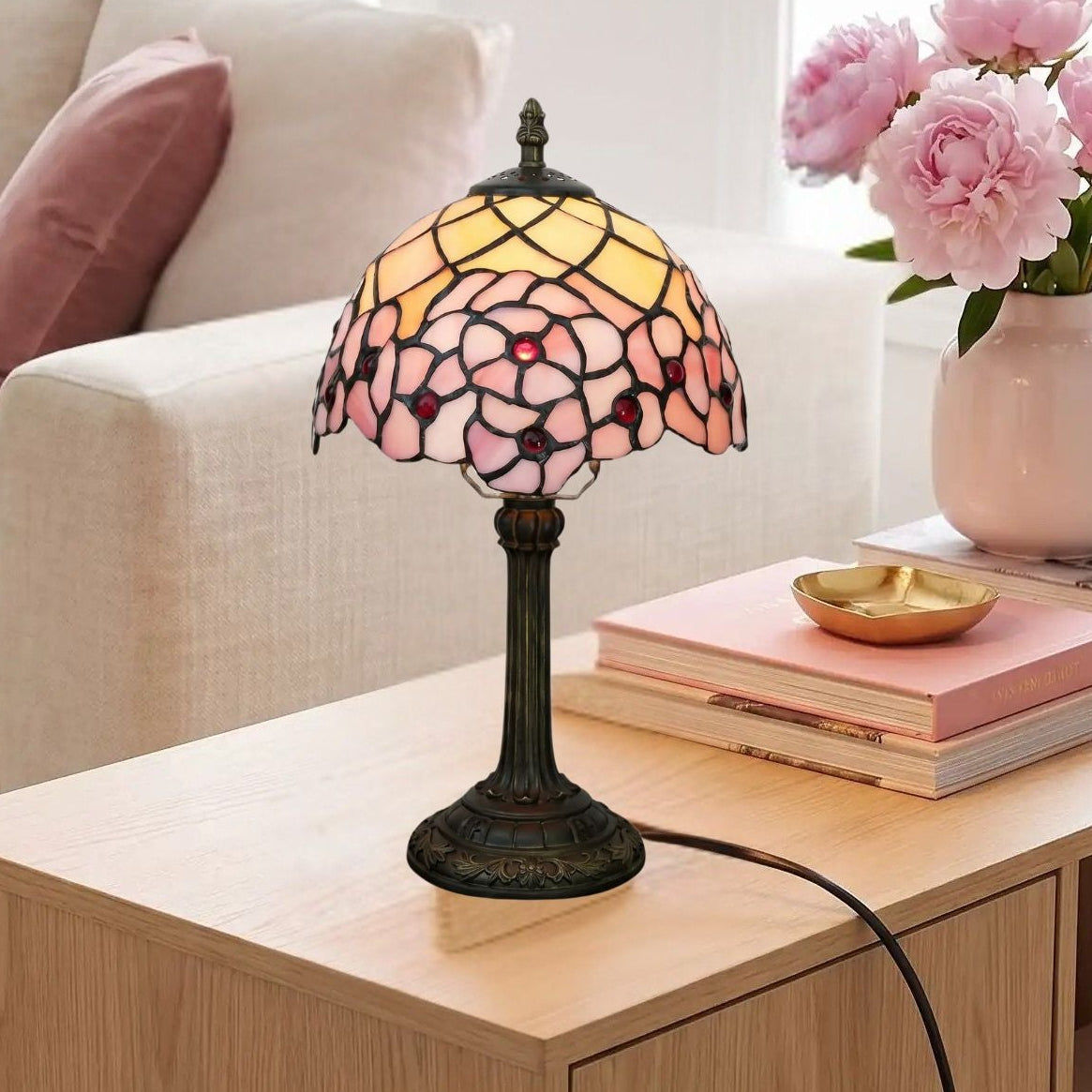 lampe a poser sejour avec fleur vu rapproche tiffany rose cerisier