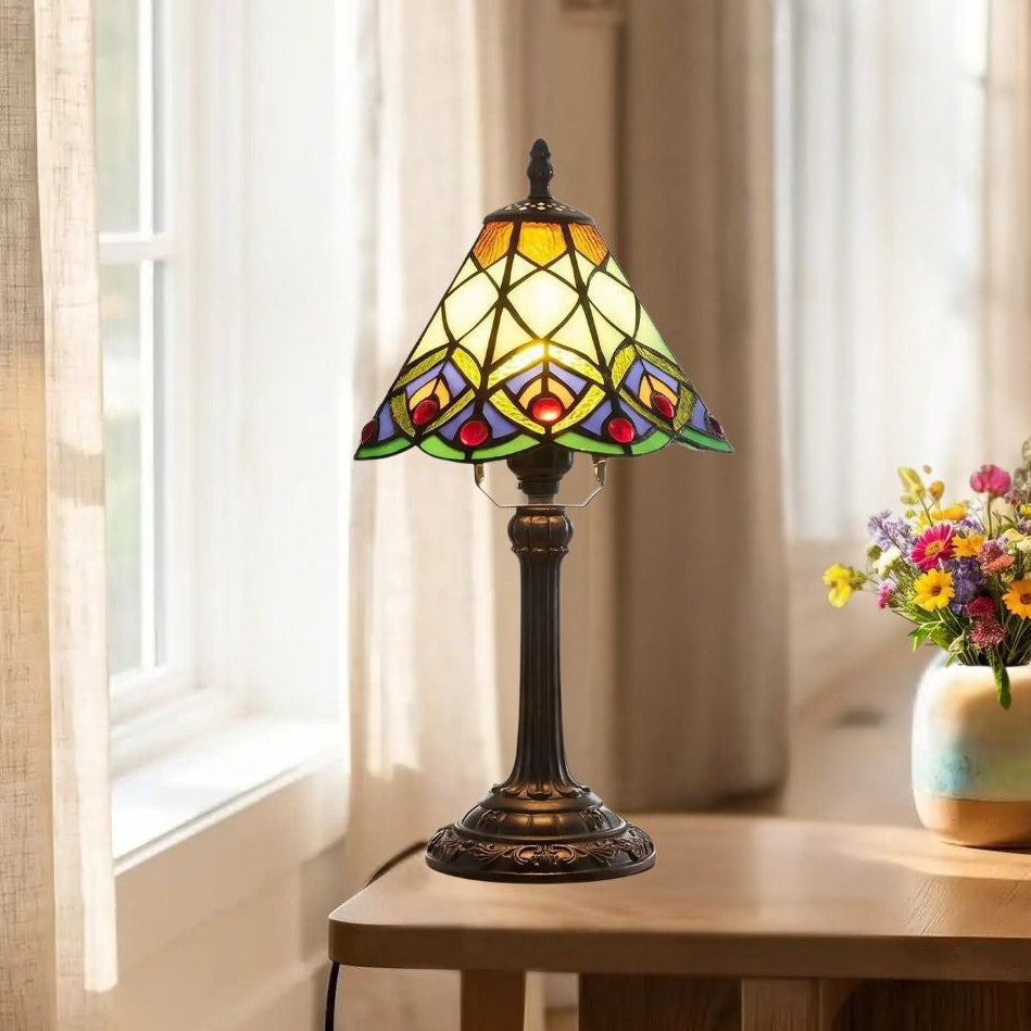lampe a poser sejour avec fleur vu rapproche tiffany vert motif geometrique queue de paon