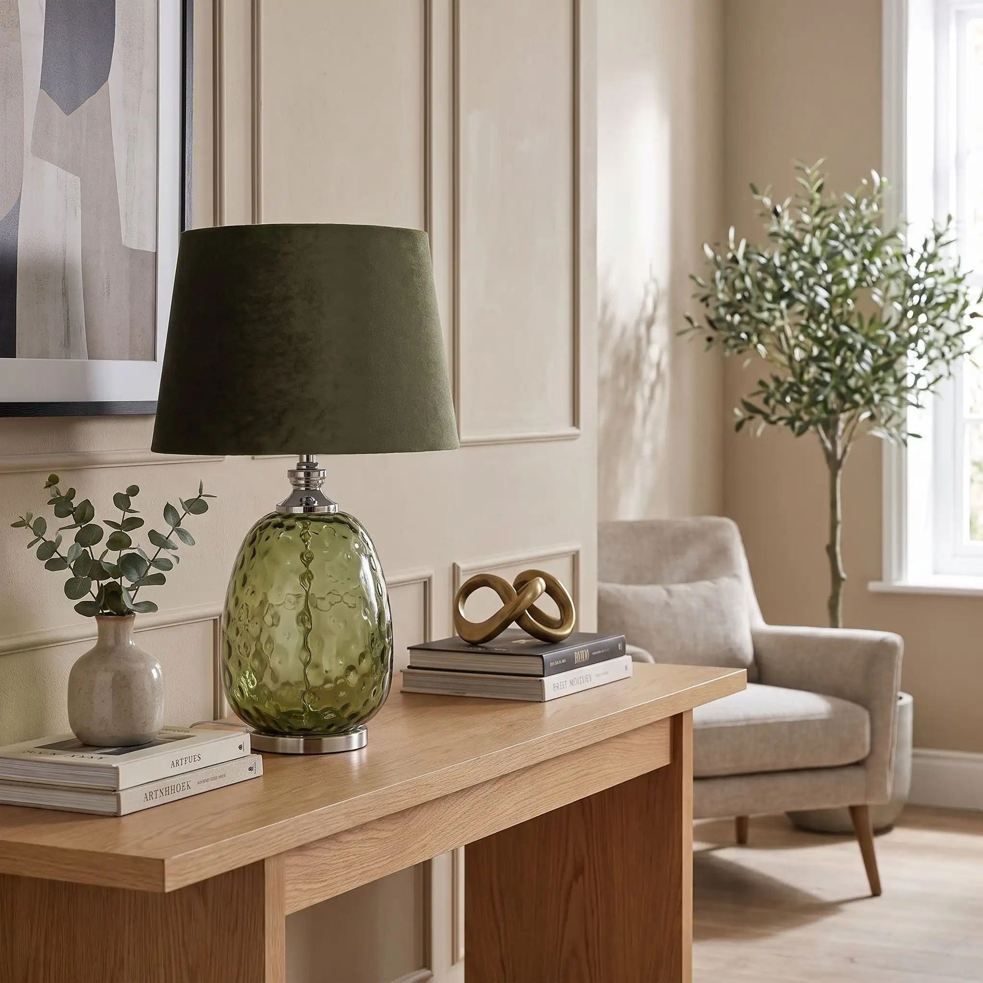 lampe à poser sejour avec livre verre souffle olive