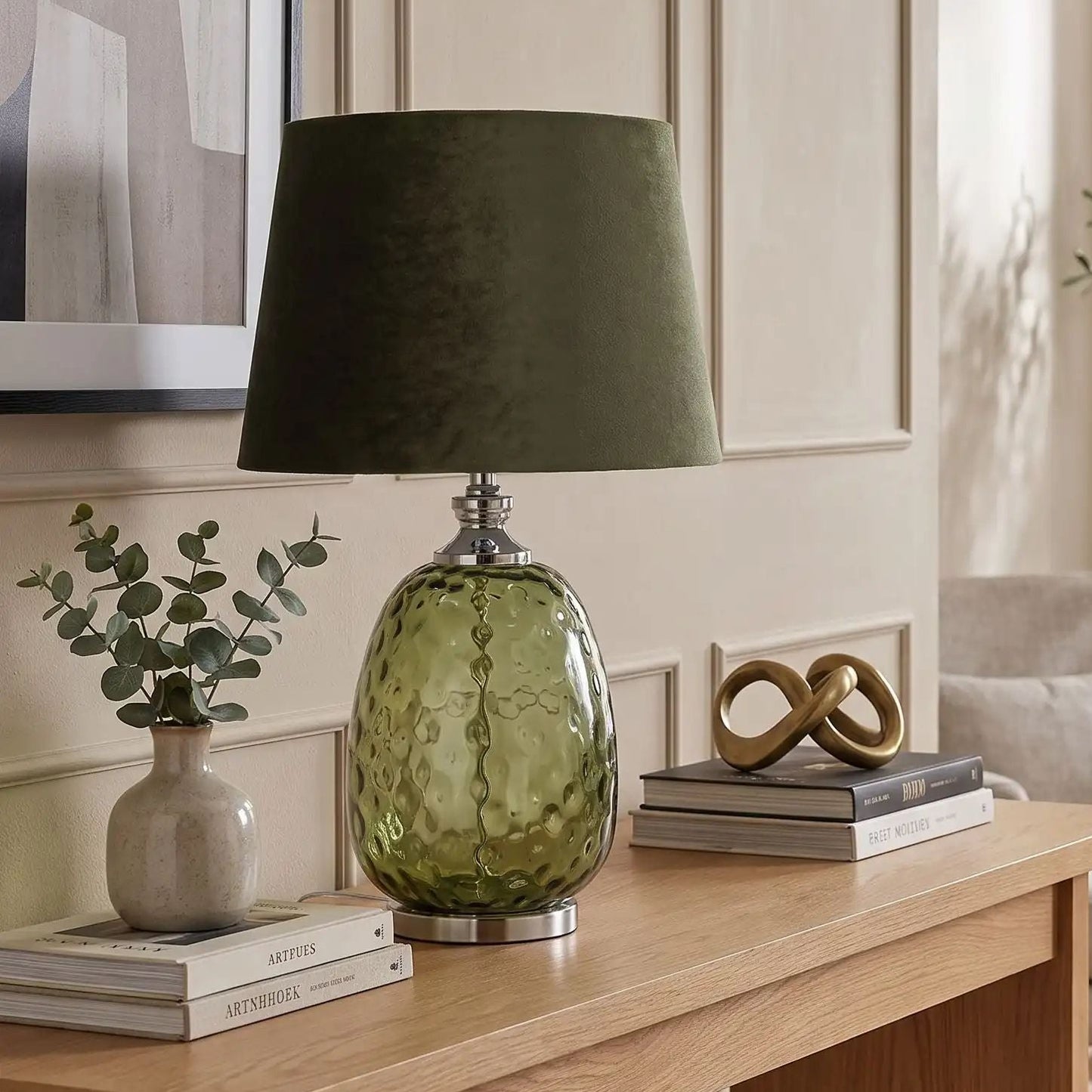 lampe à poser sejour avec livre vu rapproche verre souffle olive
