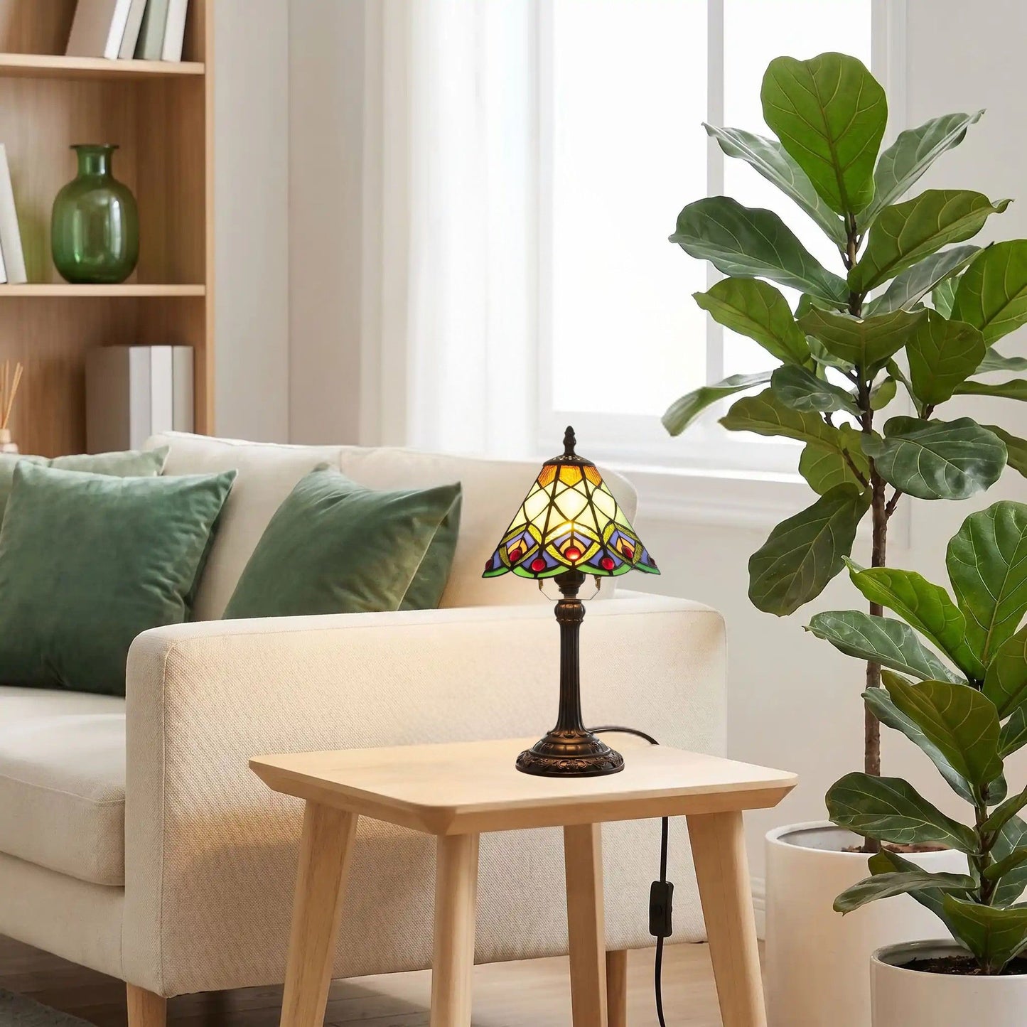 lampe a poser sejour avec plante tiffany vert motif geometrique queue de paon