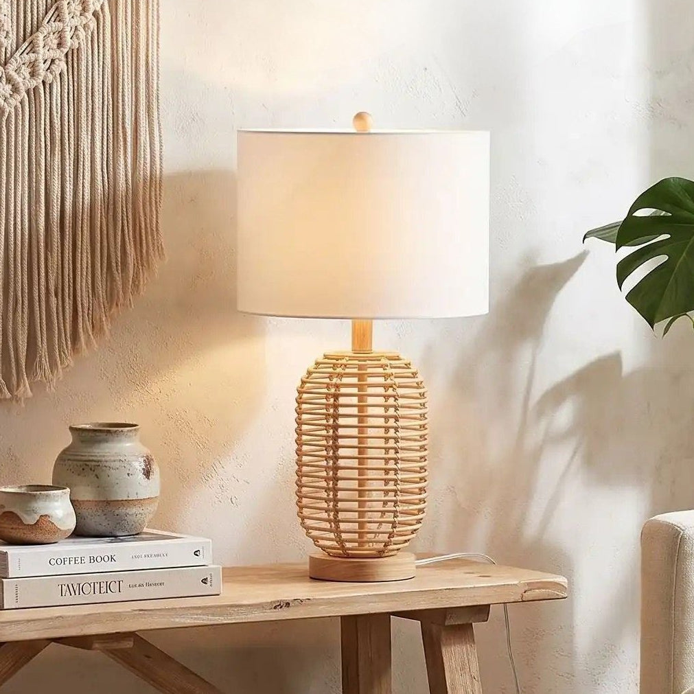 lampe à poser sejour avec plante vu rapproche boheme chic rotin naturel
