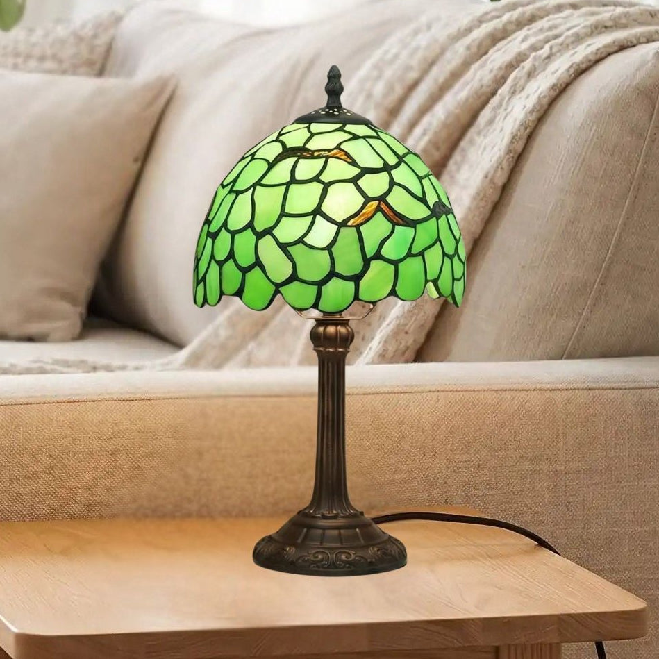 lampe a poser sejour avec plante vu rapproche tiffany vert motif feuilles