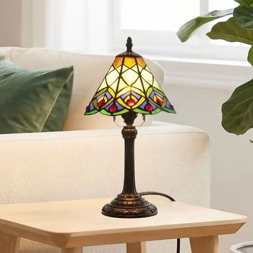 lampe a poser sejour avec plante vu rapproche tiffany vert motif geometrique queue de paon